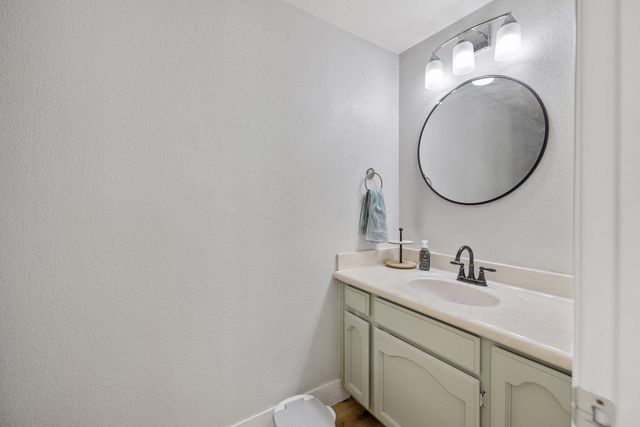 514 W Ashland Court, Visalia, CA 93277