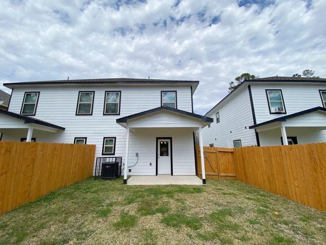 8214 Parker Drive A, Houston, TX 77078