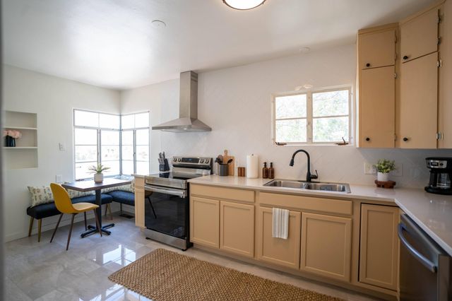 219 Amherst Drive SE, Albuquerque, NM 87106