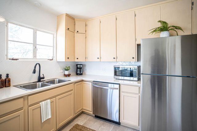 219 Amherst Drive SE, Albuquerque, NM 87106
