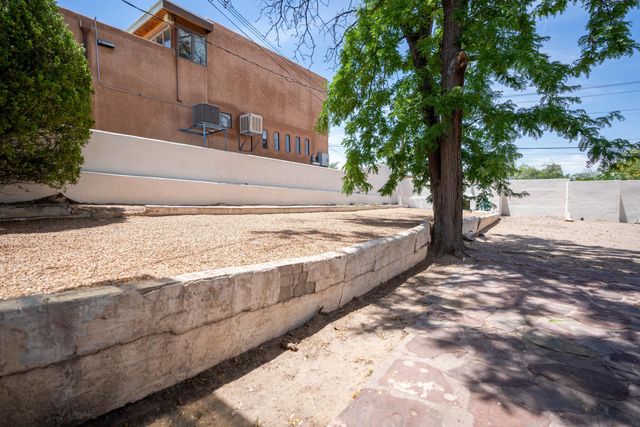 219 Amherst Drive SE, Albuquerque, NM 87106
