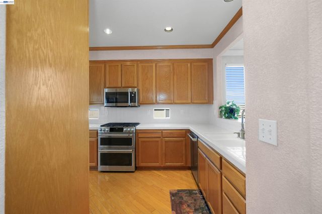 5810 Gold Creek Dr, Castro Valley, CA 94552