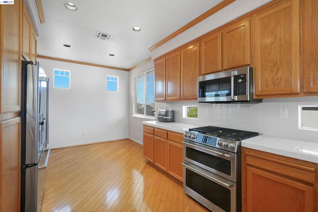 5810 Gold Creek Dr, Castro Valley, CA 94552