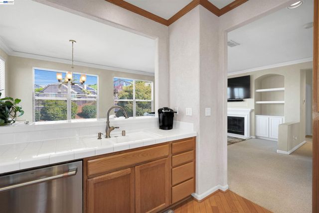 5810 Gold Creek Dr, Castro Valley, CA 94552