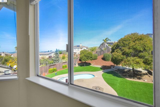 5810 Gold Creek Dr, Castro Valley, CA 94552