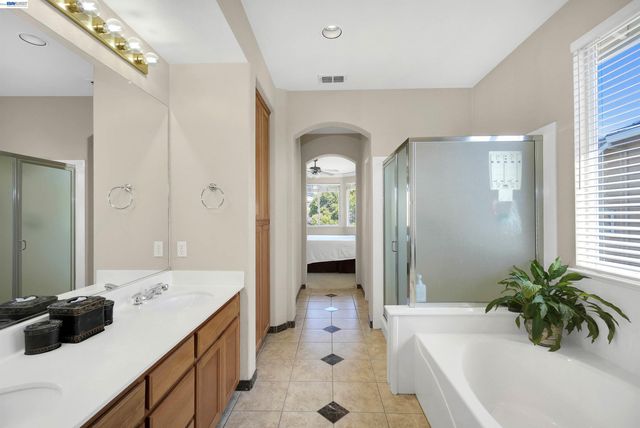 5810 Gold Creek Dr, Castro Valley, CA 94552