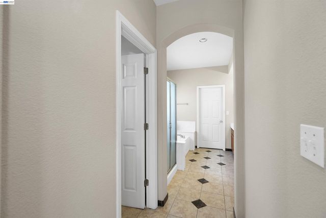 5810 Gold Creek Dr, Castro Valley, CA 94552