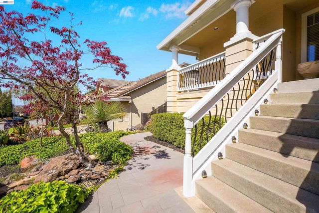 5810 Gold Creek Dr, Castro Valley, CA 94552