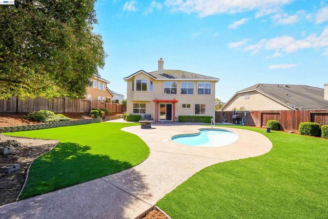 5810 Gold Creek Dr, Castro Valley, CA 94552