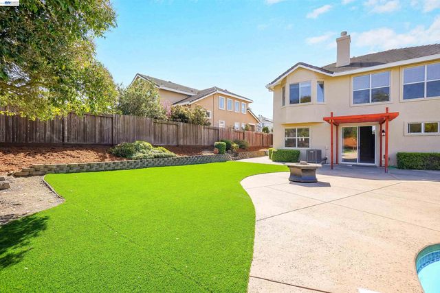 5810 Gold Creek Dr, Castro Valley, CA 94552