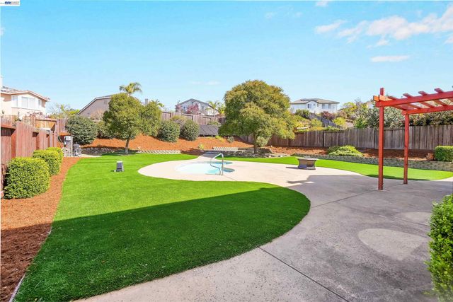 5810 Gold Creek Dr, Castro Valley, CA 94552