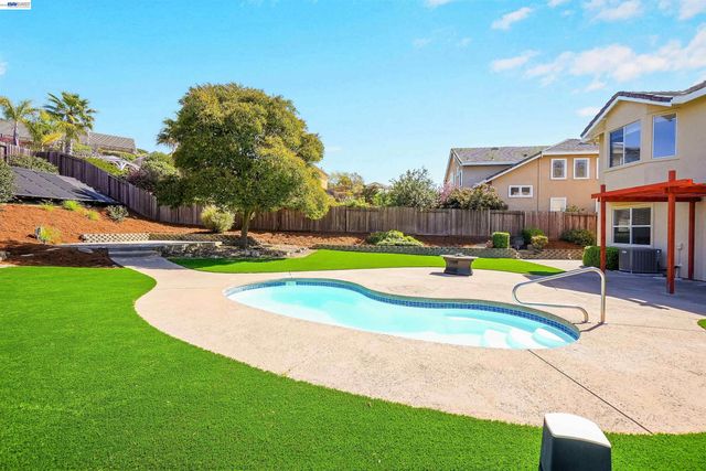 5810 Gold Creek Dr, Castro Valley, CA 94552