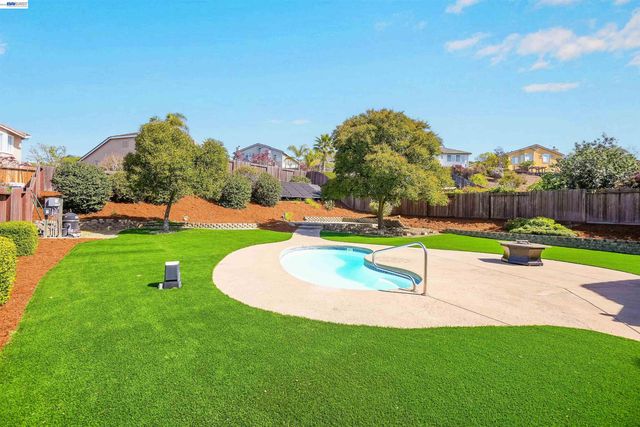 5810 Gold Creek Dr, Castro Valley, CA 94552