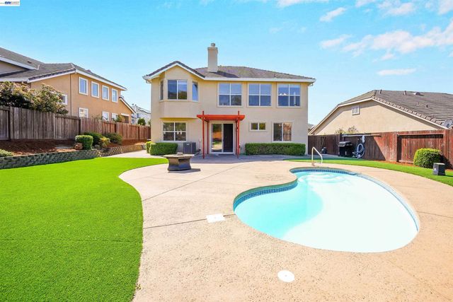 5810 Gold Creek Dr, Castro Valley, CA 94552