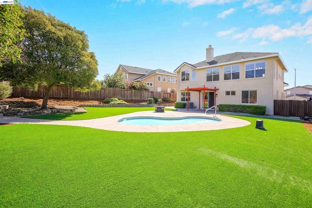 5810 Gold Creek Dr, Castro Valley, CA 94552