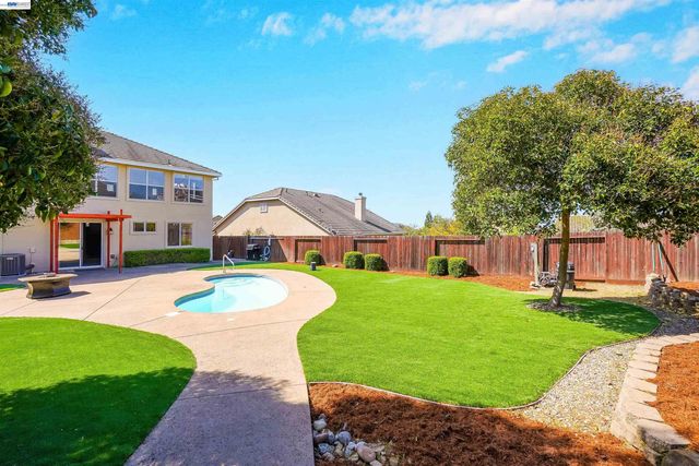 5810 Gold Creek Dr, Castro Valley, CA 94552