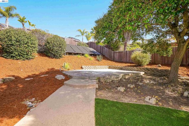 5810 Gold Creek Dr, Castro Valley, CA 94552