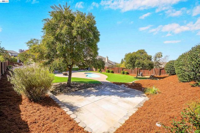 5810 Gold Creek Dr, Castro Valley, CA 94552