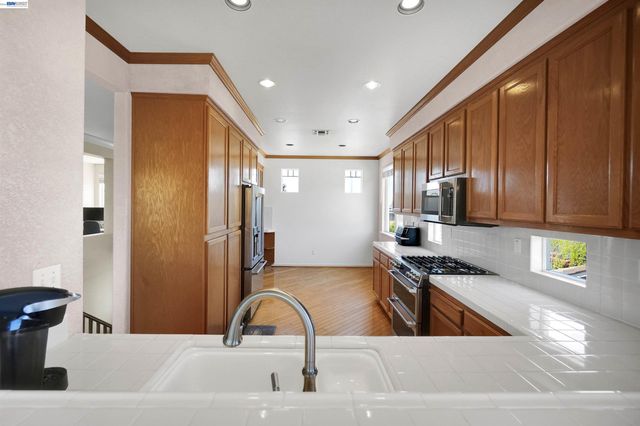 5810 Gold Creek Dr, Castro Valley, CA 94552