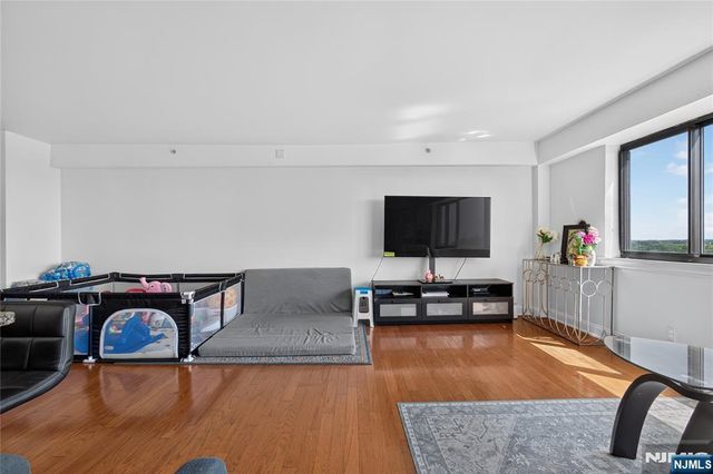 60 Parkway Drive 10C, East Orange, NJ 07017