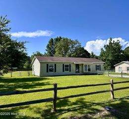 653 Queens Creek Road, Hubert, NC 28539