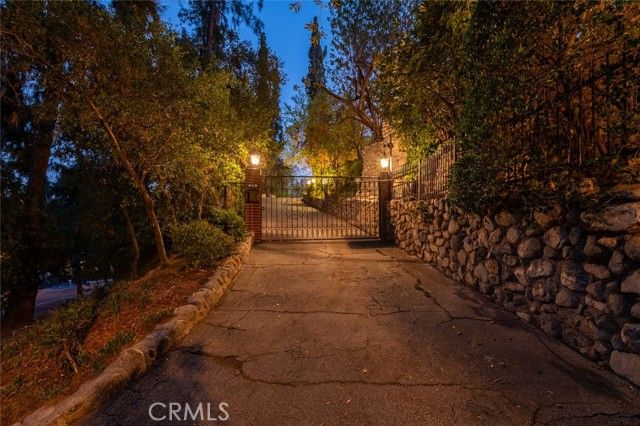 1535 Royal Boulevard, Glendale, CA 91207