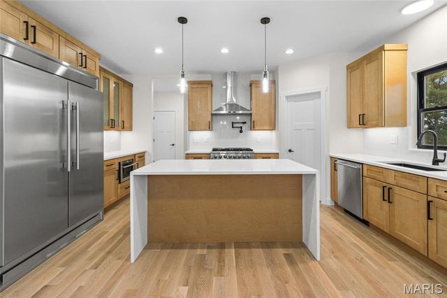 12430 Somerset Place Drive, St Louis, MO 63128