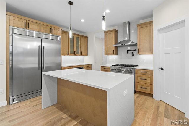 12430 Somerset Place Drive, St Louis, MO 63128