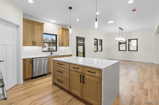 12430 Somerset Place Drive, St Louis, MO 63128