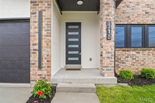 12430 Somerset Place Drive, St Louis, MO 63128