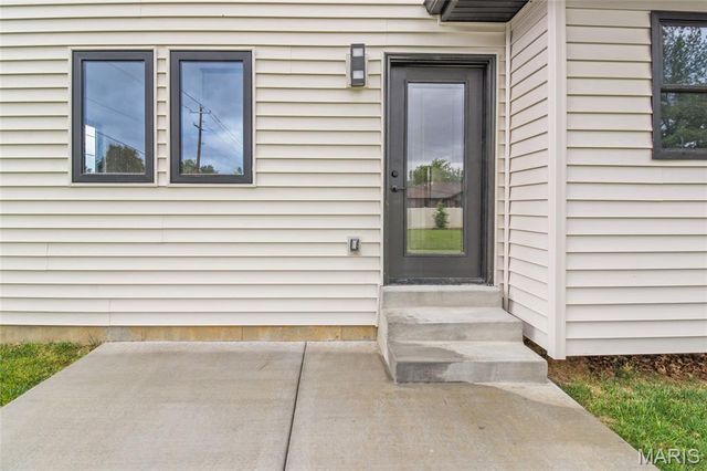 12430 Somerset Place Drive, St Louis, MO 63128