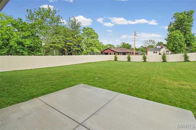 12430 Somerset Place Drive, St Louis, MO 63128