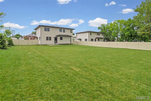 12430 Somerset Place Drive, St Louis, MO 63128