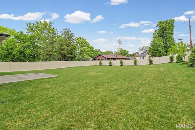 12430 Somerset Place Drive, St Louis, MO 63128