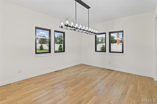 12430 Somerset Place Drive, St Louis, MO 63128