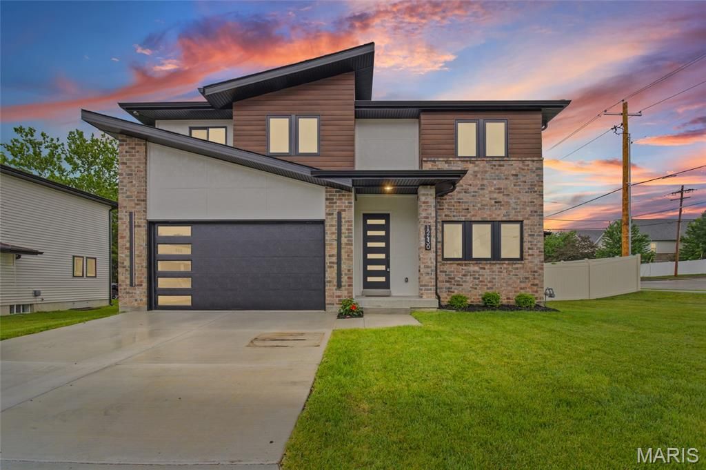 12430 Somerset Place Drive, St Louis, MO 63128