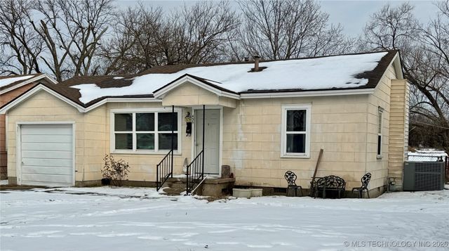 435 S Maple Street, Nowata, OK 74048