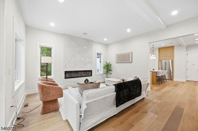 8 Roosevelt Ter, Livingston Twp., NJ 07039