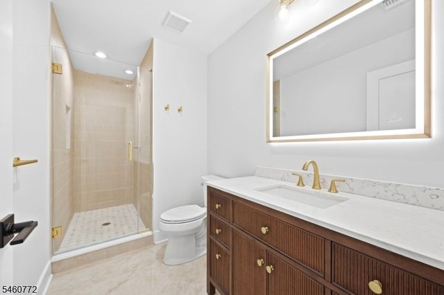 8 Roosevelt Ter, Livingston Twp., NJ 07039