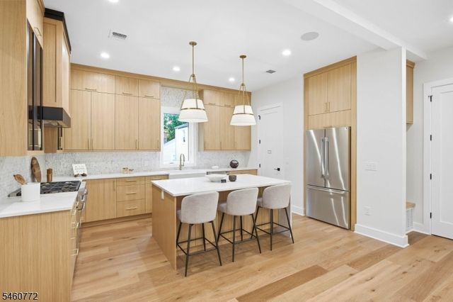 8 Roosevelt Ter, Livingston Twp., NJ 07039