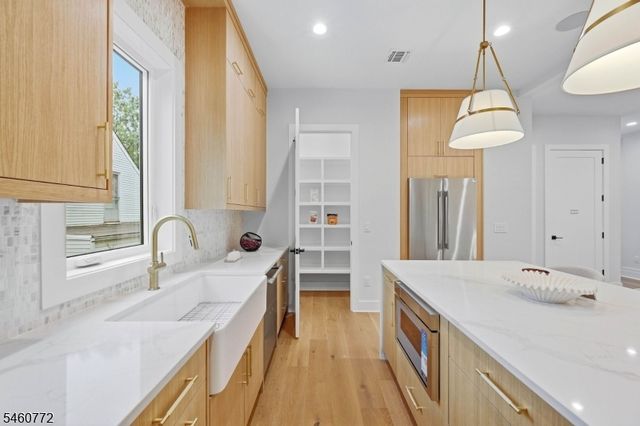 8 Roosevelt Ter, Livingston Twp., NJ 07039