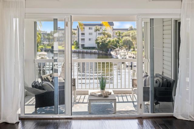 910 Jasmine Drive, Delray Beach, FL 33483