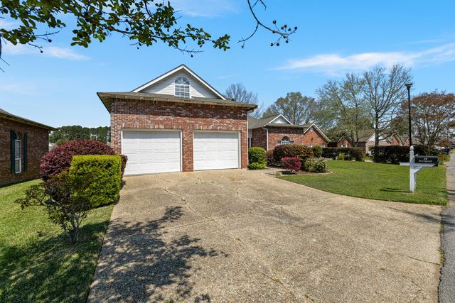 29 Stones Throw Dr., Hattiesburg, MS 39402