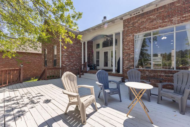 29 Stones Throw Dr., Hattiesburg, MS 39402