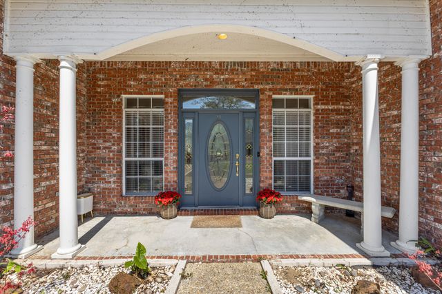 29 Stones Throw Dr., Hattiesburg, MS 39402