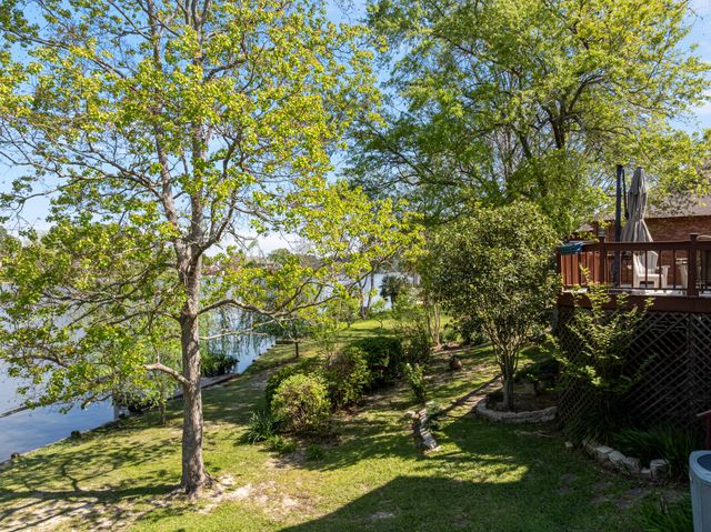 29 Stones Throw Dr., Hattiesburg, MS 39402