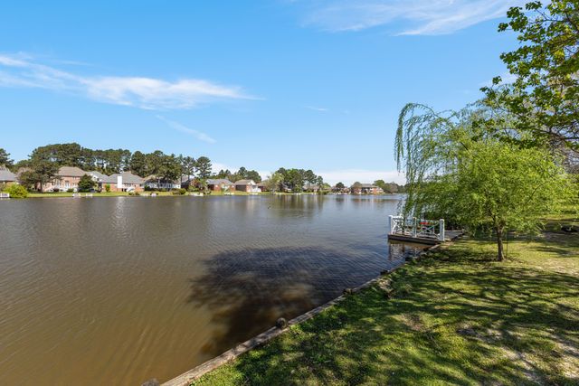 29 Stones Throw Dr., Hattiesburg, MS 39402