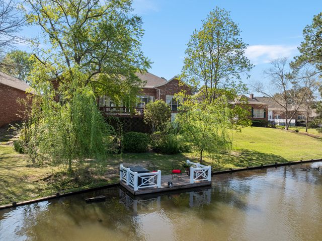 29 Stones Throw Dr., Hattiesburg, MS 39402