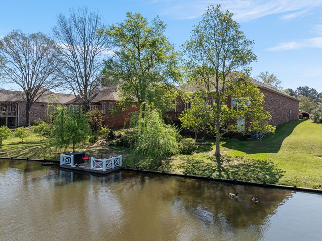 29 Stones Throw Dr., Hattiesburg, MS 39402