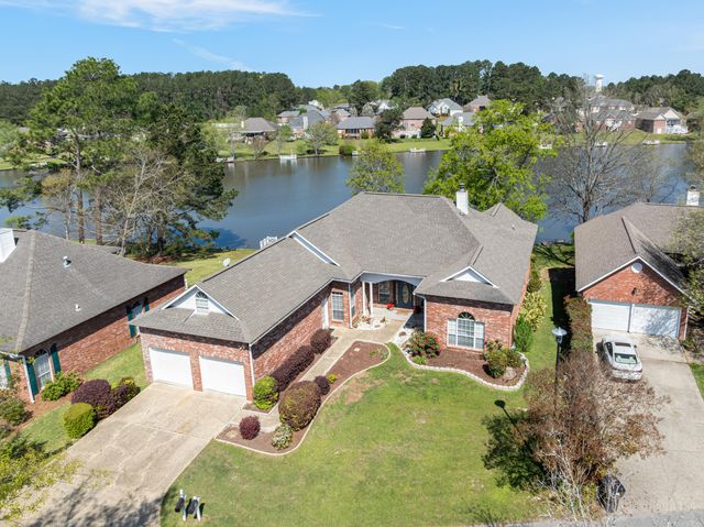 29 Stones Throw Dr., Hattiesburg, MS 39402